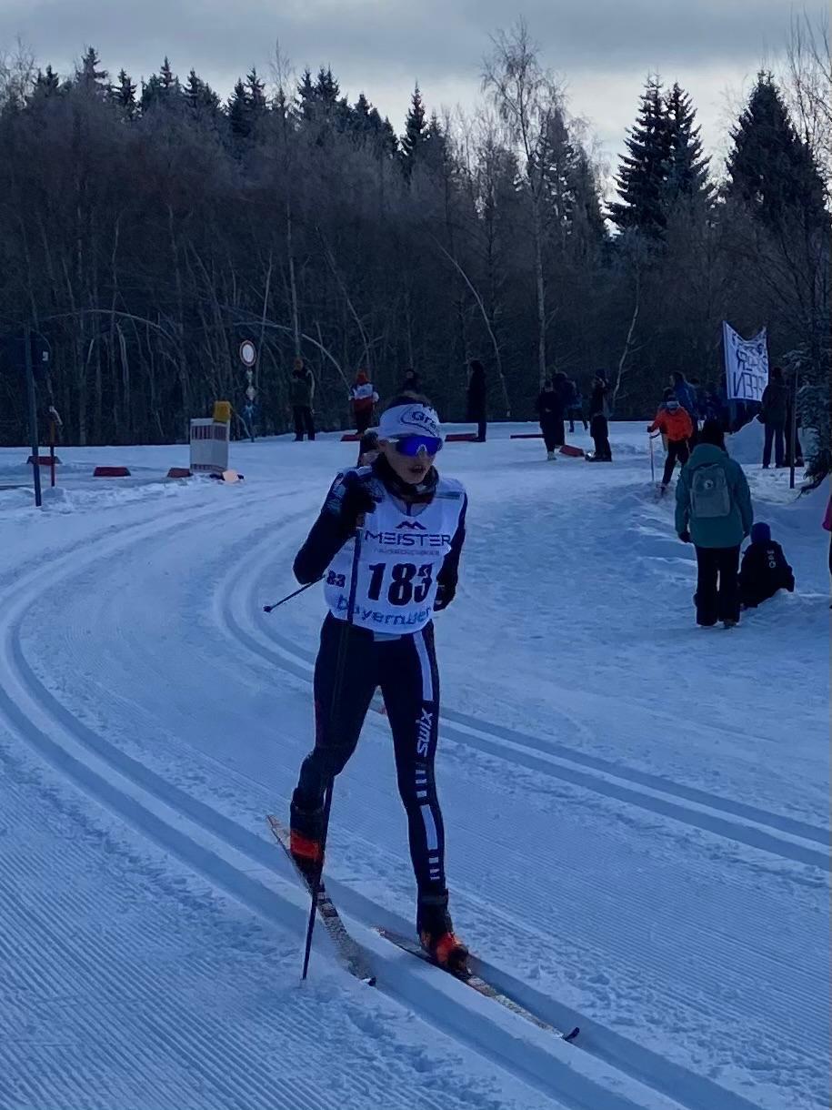 Person beim Langlauf