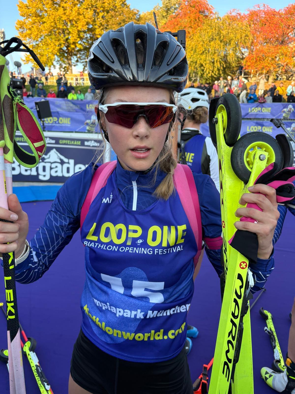 Mädchen mit Ausrüstung für Biathlon