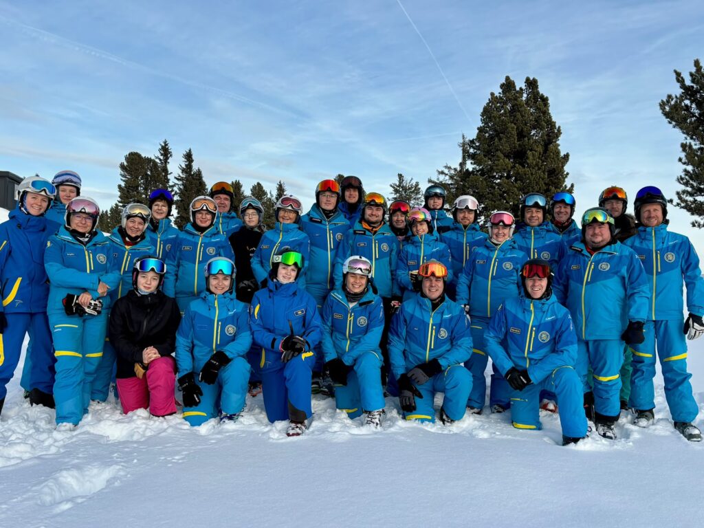 Gruppenfoto im Schnee mit Skiklamotten an
