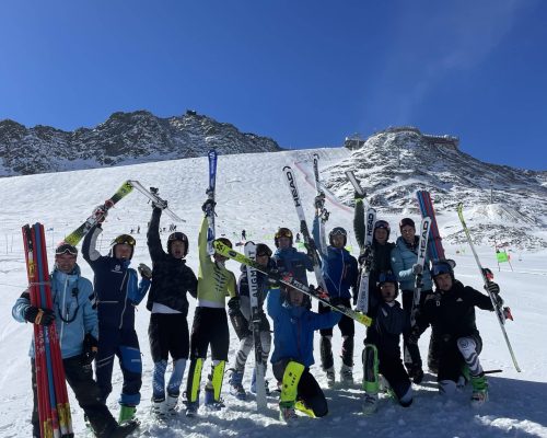 Das Nachwuchsleistungszentrum Ost Herren Team trainiert am Schnalstaler Gletscher