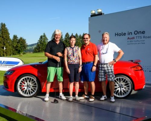 Team Bayerischer Skiverband gut gelaunt vor dem Abschlag. V.l.n.r: Josef Rieger, Sabine Schuckat-Dorn (Fa. Garmin), Manfred Baldauf (BSV Präsident), Dr. Klaus Seifert.
(Bildrechte Paul Foto)