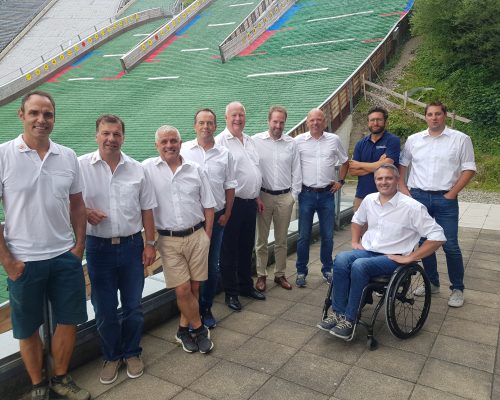 Der Vorstand des Skiclub Oberstdorf und die Geschäftsführer der SVG  mit Christian Titscher, Christoph Hörmann, Michael Rydzek, Willi Geiger, Peter Kruijer, Andreas Gehring, Georg Geiger, Florian Stern, Christian Rapp und Cornel Becherer (v. l).