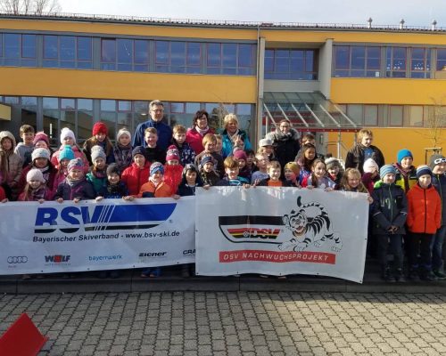 Ein Hauch von Winter: der Bayerische Skiverband zu Besuch an den Schulen in Sünching