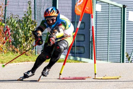 SKiinliner fährt neben Skistange