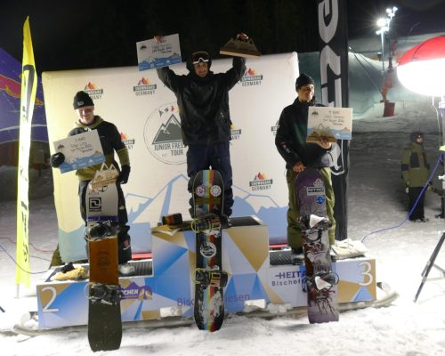Mit Peter Lotz (li.) und Jakob Ganserer (re.), beide von der Christophorusschule, schafften es zwei Sportler des WSV Bischofswiesen aufs Stockerl bei den Deutschen Meisterschaften im Big Air. Der Titel ging an Finn Könen, der einen perfekten Sprung zeigte.