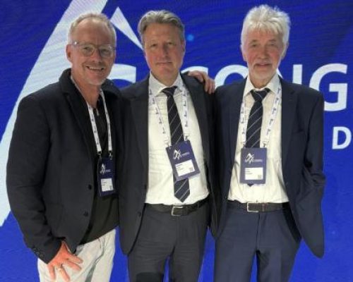Gruppenbild von drei M&auml;nnern im Anzug