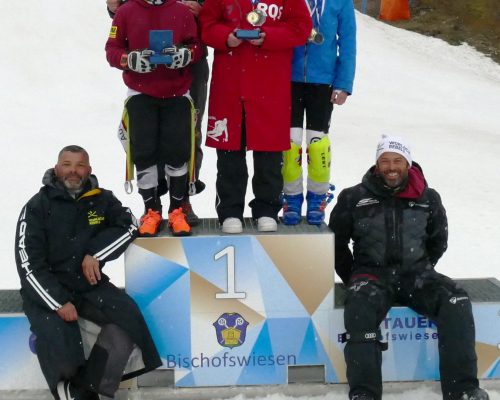 Die Sieger der Chiemgaumeisterschaften 2022 im Slalom v.li. Stefan Krause (Kinder), Leo Catalano, Mona Aumann (beide Schülermeister) und Eva Maria Walch. Sitzend die beiden Sportwarte Alpin des SV Chiemgau Luggi Moderegger (li.) und Marcus Kreidler
