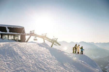 Bergpanorma mit Winterfamilie davor