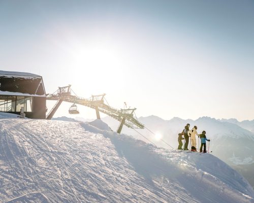Bergpanorma mit Winterfamilie davor