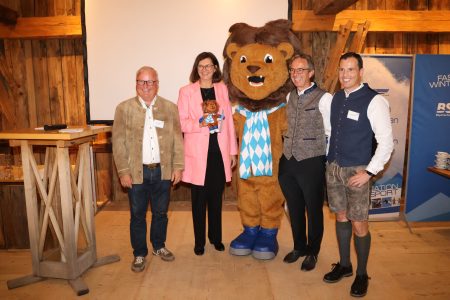 Gruppenfoto von 5 Personen in Tracht