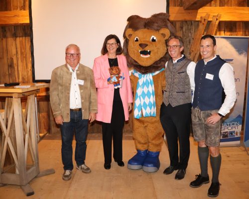 Gruppenfoto von 5 Personen in Tracht