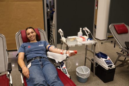 Frau auf Liege beim Blutspenden