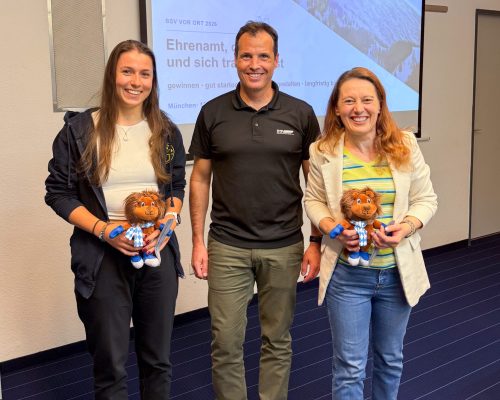 3 Personen stehen vor Beamer/Leinwand