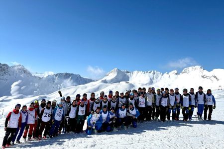 Gruppe Skifahrer vor Bergpanorama