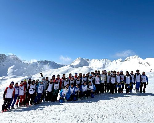 Gruppe Skifahrer vor Bergpanorama