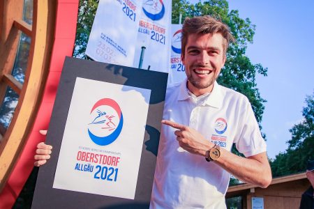 Johannes Rydzek  stellt das Logo für die SKI WM 2021 in Oberstdorf vor 