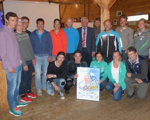 stehend von links nach rechts: Vinzenz Geiger, Denis Klarin, Karl Geiger, Janis Morweiser, Michael Dreher, Maximilian Mechler, Harald Löffler, Andreas Hieble, Fabian Ebenhoch, Johannes Rydzek, Steffi Walk; kniend von links nach rechts: Fabian Morweiser, Michael Herrmann, Catrin Schmid, Katharina Althaus und Franz Bisle
Foto: Toni Hüttl