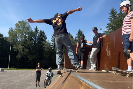 Skater auf Rampe