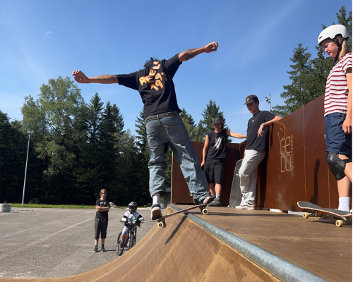 Skater auf Rampe
