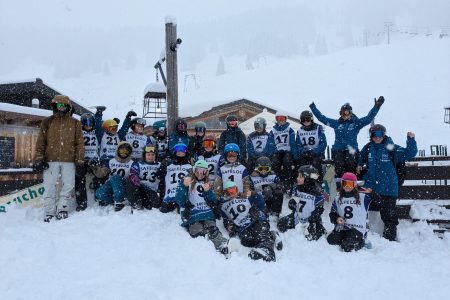 Gruppenbild von Snowbaord Kindern im Schnee