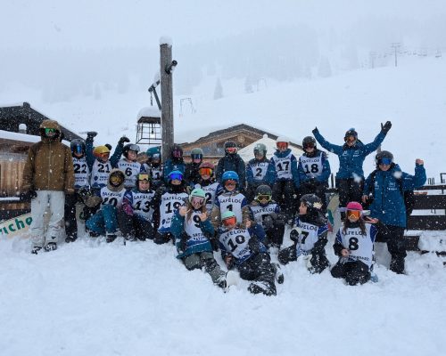 Gruppenbild von Snowbaord Kindern im Schnee
