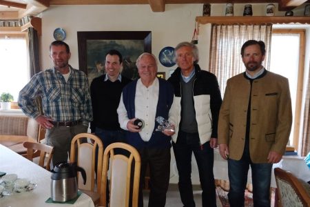 v.l.n.r.: Markus Anwander (DSV Bundesstützpunktleiter), Wolfgang Weißmüller (BSV Geschäftsführer),“Jubilar“ Peter Schuster (BSV Ehrenpräsident), Fritz Dopfer (BSV Vizepräsident und 1. Vorsitzender Skigau Werdenfels), Jens Weigelt (Sportwart Alpin Skigau Werdenfels)