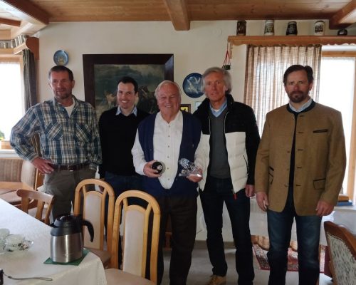 v.l.n.r.: Markus Anwander (DSV Bundesstützpunktleiter), Wolfgang Weißmüller (BSV Geschäftsführer),“Jubilar“ Peter Schuster (BSV Ehrenpräsident), Fritz Dopfer (BSV Vizepräsident und 1. Vorsitzender Skigau Werdenfels), Jens Weigelt (Sportwart Alpin Skigau Werdenfels)