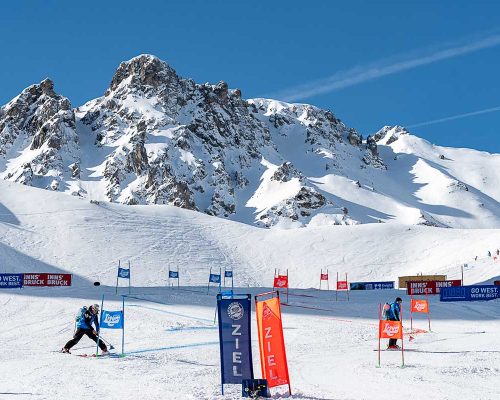 Skipiste mit Rennlauf