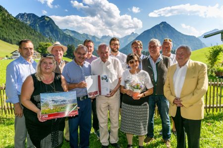 der langjährige Sportchef der Allgäuer zeitung Kurt Reich feiert im Cafe Kühberg in Oberstdorf seinen 90. geburtstag - mir dabei sind langjährige Weggefährten aus dem Sport