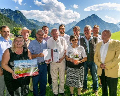der langjährige Sportchef der Allgäuer zeitung Kurt Reich feiert im Cafe Kühberg in Oberstdorf seinen 90. geburtstag - mir dabei sind langjährige Weggefährten aus dem Sport