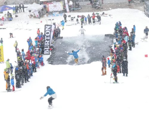Nacheinander fuhren die Snowboarder über das Wasserbecken am Götschen. Bei viel Anlauf noch am Anfang machte das keinerlei Probleme, weil niemand unterging