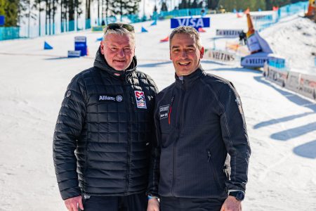 Foto von zwei personen im Schnee