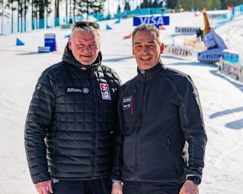 Foto von zwei personen im Schnee