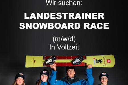 4 Snowboarder stehen in Winterklamotten mit 2 Snowboards vor grauer Wand