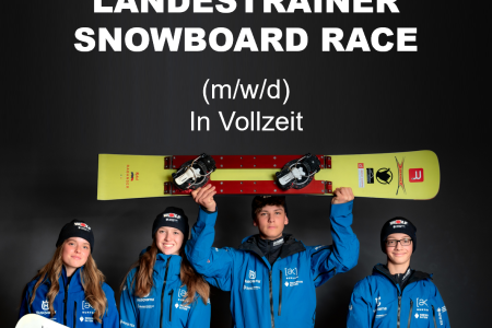 4 Snowboarder stehen in Winterklamotten mit 2 Snowboards vor grauer Wand