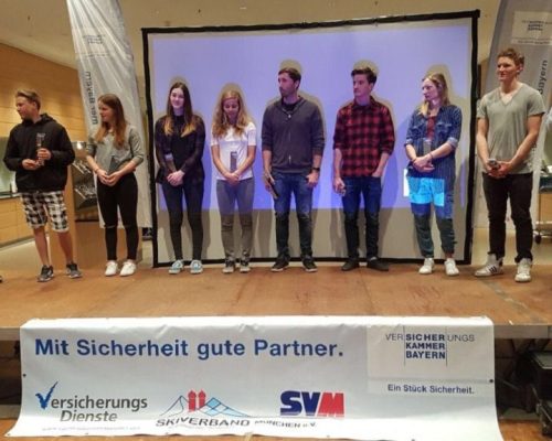 Vorstand Axel Müller mit v.r. Linus Straßer, Lena Dürr, Julius Garbe, Patrick Bussler, Silvia Mittermüller, Leilani Ettel, Fabiana Dorigo, Patrick Sporrer, Kaijo Taniguchi (es fehlen Kira Weidle und Nadja Flemming)