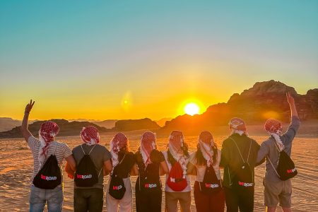 Personen Gruppe macht Foto vor Sonnenuntergang