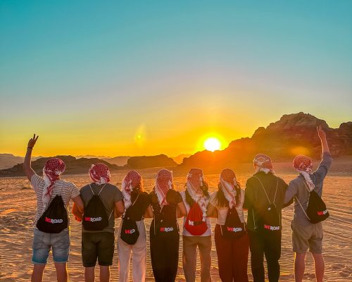 Personen Gruppe macht Foto vor Sonnenuntergang