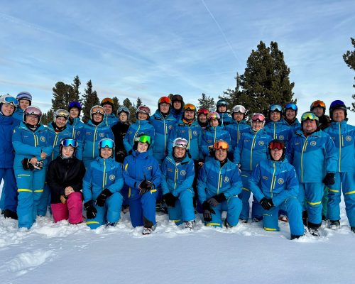 Gruppenfoto im Schnee mit Skiklamotten an