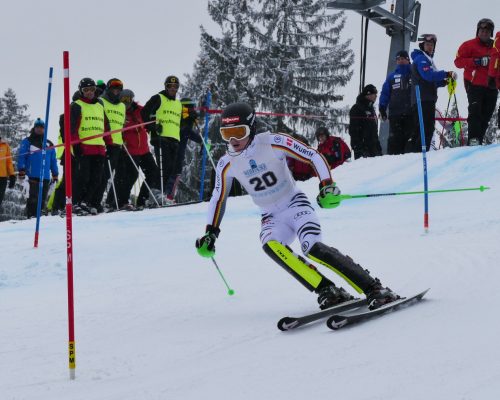 Linus Witte vom SV Bad Aibling wurde am Götschen Deutscher Jugendmeister bei der Alpinen Kombination in der Klasse U 18. Mit einem Top Slalomlauf konnte er sich am Ende auf Platz eins schieben.