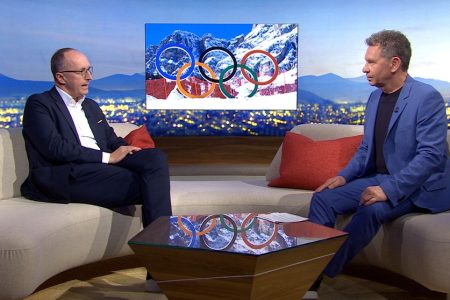 2 Männer sitzen auf Coach bei einer Talkrunde