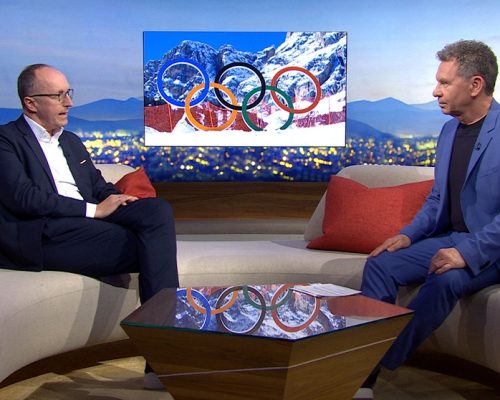 2 M&auml;nner sitzen auf Coach bei einer Talkrunde