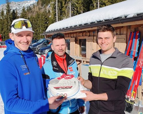 Techniktrainer Hannes Wallner überreichte die Olympiatorte an die Silbermedaillengewinner Linus Straßer (li.) und Alex Schmid, die sich darüber sichtlich freuten. Auf dem Bild fehlt der Dritte im Bunde beim Teambewerb Julian Rauchfus.