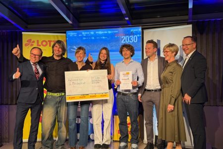 Gruppenfoto mit Preischeck