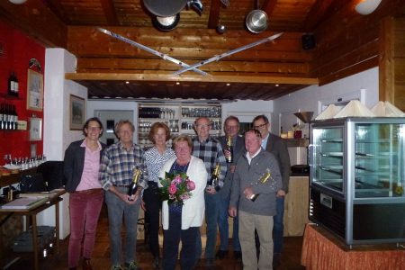 Flankiert von den beiden Vorsitzenden Tina Kutter (links) und Hans Wüstendörfer (rechts hinten) wurden von links Johann Götz, Ilse Neuner, Rudi Geiger, Dr. Richard Wiedemann (alle 50 Jahre) und Kurt Schmiedle (60 Jahre) für ihre Treue zum Verein geehrt. Im Vordergrund das neu ernannte Ehrenmitglied Ursula Geiger.