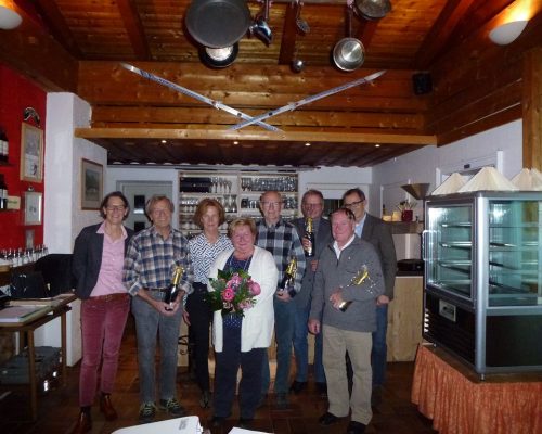 Flankiert von den beiden Vorsitzenden Tina Kutter (links) und Hans Wüstendörfer (rechts hinten) wurden von links Johann Götz, Ilse Neuner, Rudi Geiger, Dr. Richard Wiedemann (alle 50 Jahre) und Kurt Schmiedle (60 Jahre) für ihre Treue zum Verein geehrt. Im Vordergrund das neu ernannte Ehrenmitglied Ursula Geiger. 