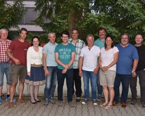 Unser Foto zeigt das neu gewählte Vorstandsteam anläßlich der Jahreshauptversammlung in Lindenberg/Allgäu (vo. li.): Hans Lummer/TSV Maierhöfen-Grünenbach, Jochen Bauer/SCB Lindau (beide Beisitzer), Bettina Bodenmiller/TSV Gestratz (Schriftführerin), Franz Schenk/SC Scheidegg (Beisitzer), Tobias Baader/SCB Lindau (1.Vorsitzender), Jürgen Lindenmayer/TSV Heimenkirch (Kassier), Roland Berger/TSV Niederstaufen (2.Vorsitzender), Herbert Hörburger/TSV Gestratz, Melanie Bernhard/ESV Lindau, Thomas Steur/SCB Lindau und Jörg Riechert(SC Oberstaufen (alle Beisitzer).