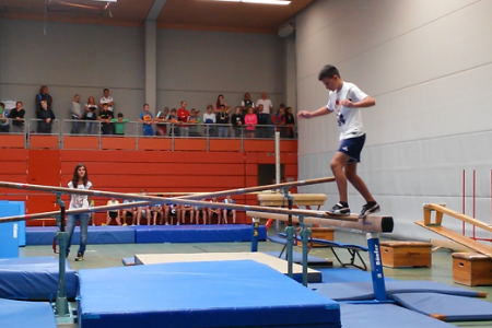 Felix Lindenmayer/TSV Heimenkirch (U16) auf dem Stufenbarren (Gleichgewichtsparcours)