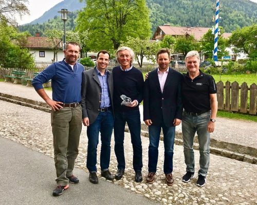 Es gratulierten (v.l.n.r): Markus Anwander (DSV Bundesstützpunktleiter), Wolfgang Weißmüller (Geschäftsführer BSV) - in der Mitte Fritz Dopfer - Jens Weigelt (Skigau Werdenfels) und Heinz Mohr (Werdenfelser Ski-Urgestein).
