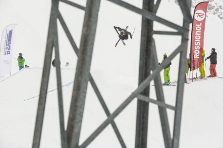 Top Freeski-Action bei schwierigen Wetterbedingungen im wahrscheinlich besten Snowpark der Alpen
